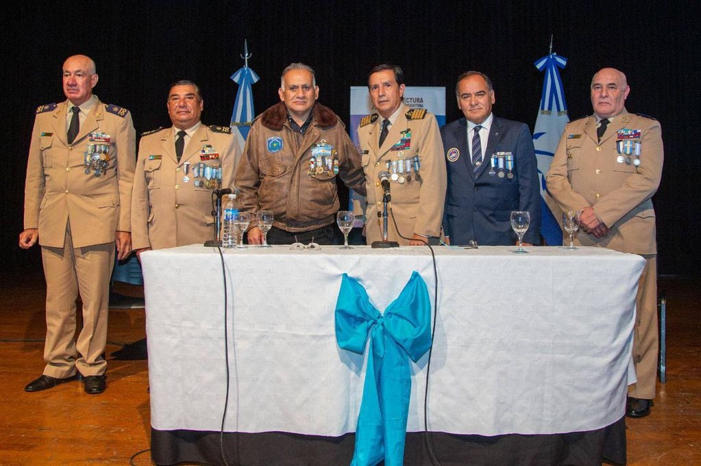 La Municipalidad de Ushuaia, hizo entrega del decreto municipal de interés municipal a la Prefectura Naval Argentina, por la  donación de la bandera nacional.