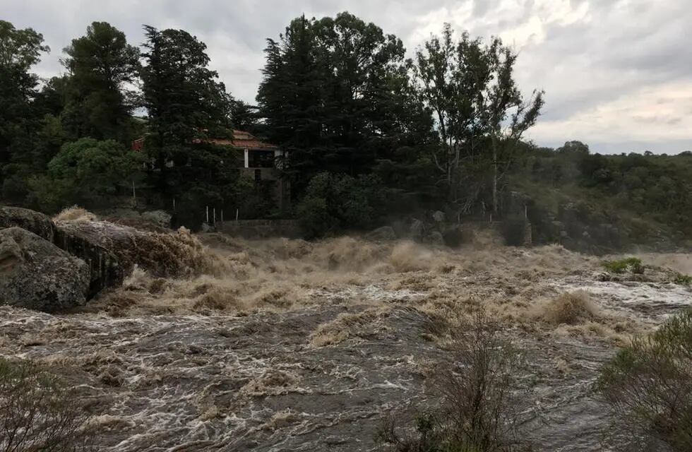 Este jueves por la tarde, el pico de creciente en el arroyo Los Chorrillos alcanzó los 6,2 metros a la altura de Cabalango. (Foto: Facebook / Bomberos Voluntarios Tanti).