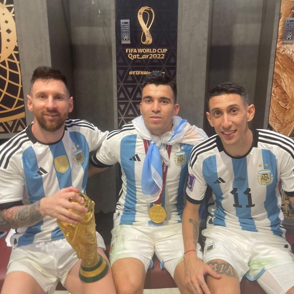 Lionel Messi, Marcos Acuña y Ángel Di María en los vestuarios tras ganar la Copa del Mundo.
