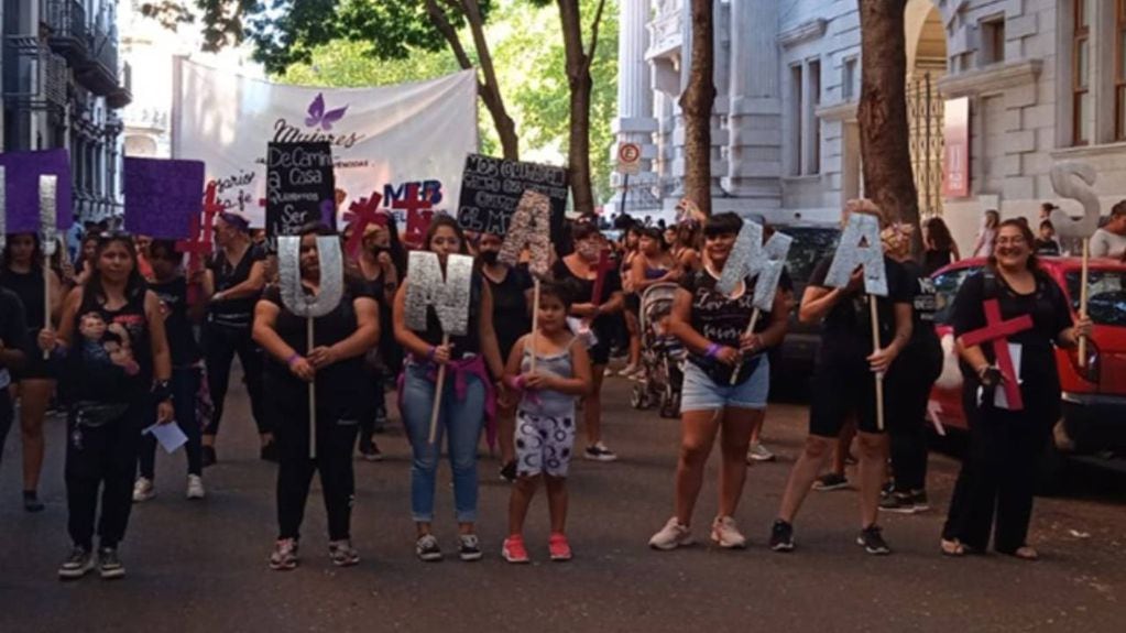 Mujeres rosarinas marcharon por el centro de la ciudad por el 8M