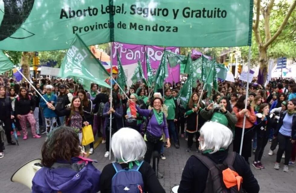 Ciento de mujeres marcharon por el centro de Mendoza.