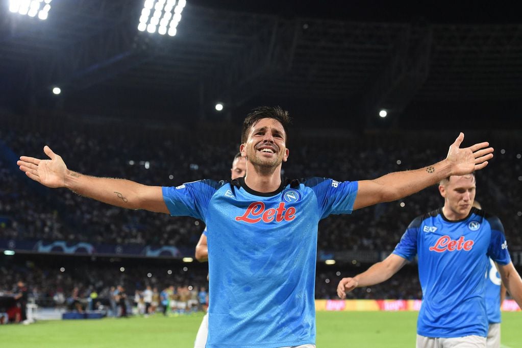 Giovanni Simeone marcó un gol también en el triunfazo del Napoli ante el Liverpool. (Prensa Napoli)