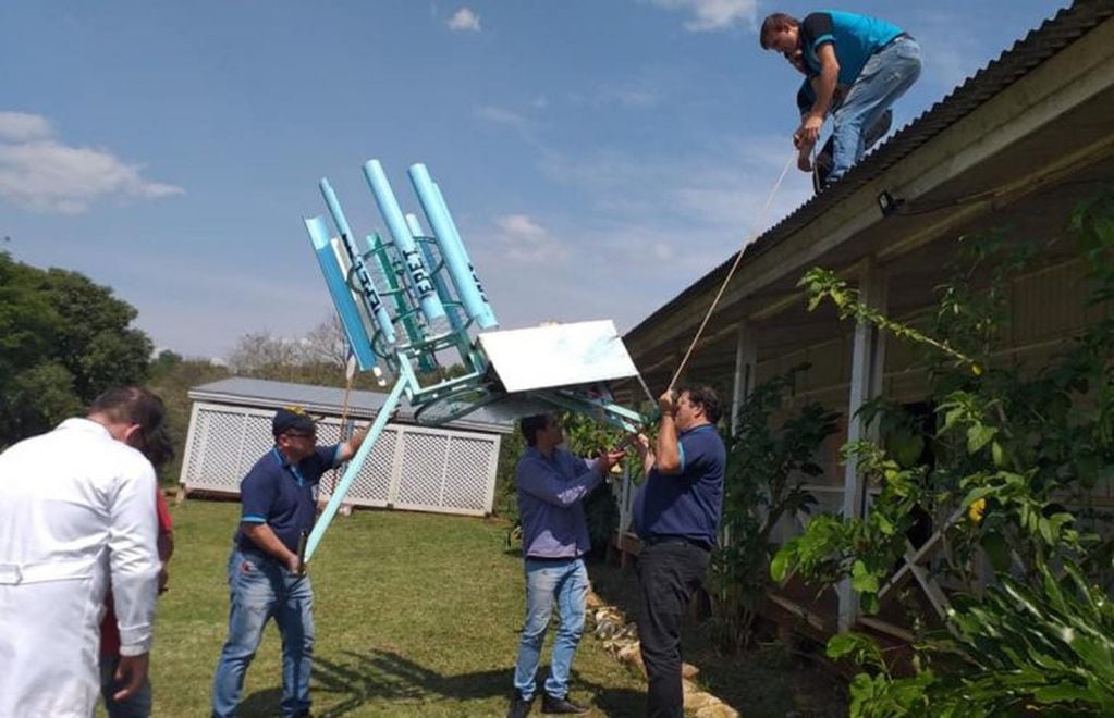 Los alumnos de la Escuela Técnica de San Antonio colocando el generador eléctrico en el Paraje Alegría. (Facebook EPET 44 y Rafael Golemba)
