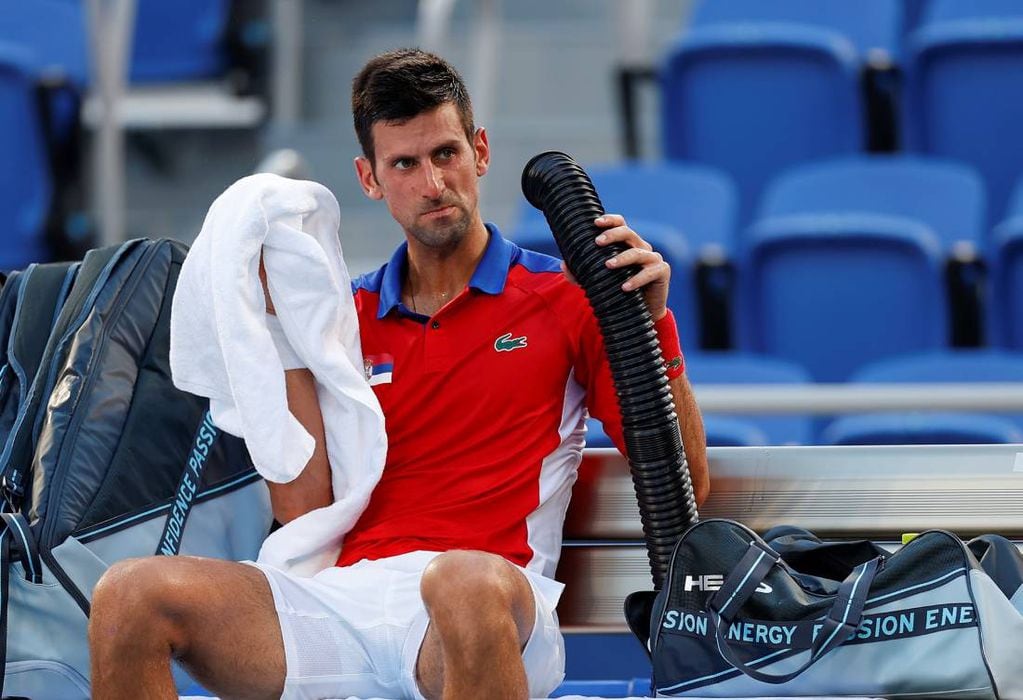 Novak Djokovic, afectado por el calor en Tokio 2020.