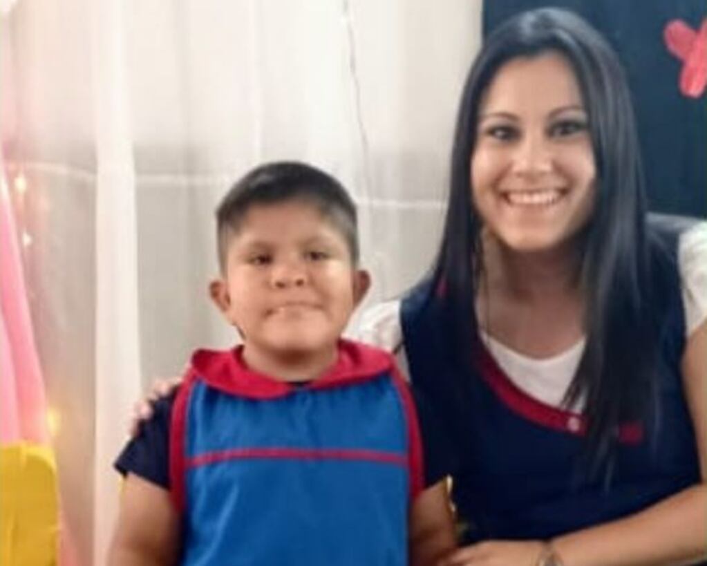 Matías Ríos, el pequeño de 5 años que necesita dos implantes, junto a su madre.