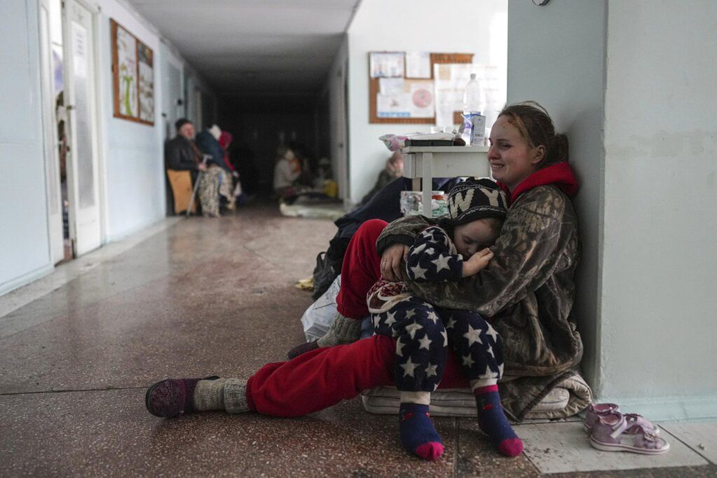 Denuncian que hay gente muriendo por la falta de comida en Mariupol. Foto: AP / Evgeniy Maloletka