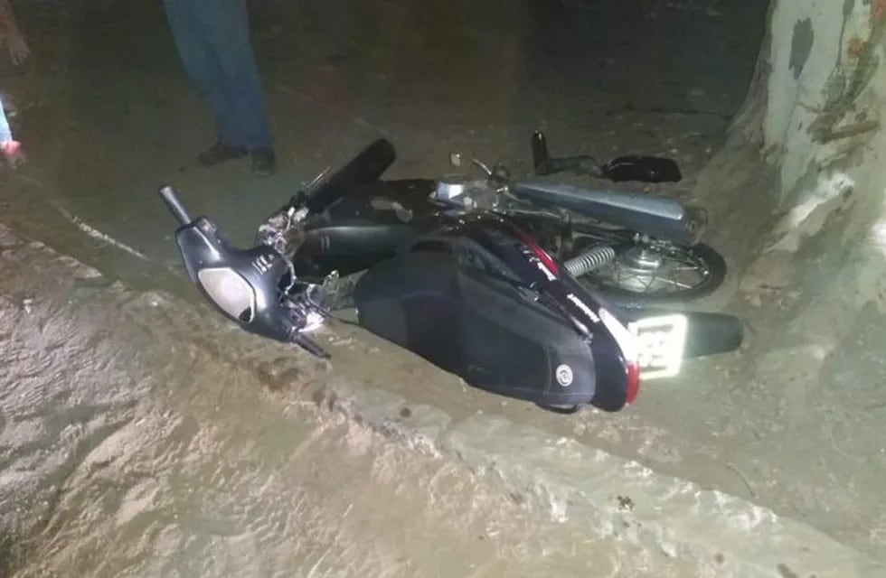 Terminaron en el hospital tras caer de una moto