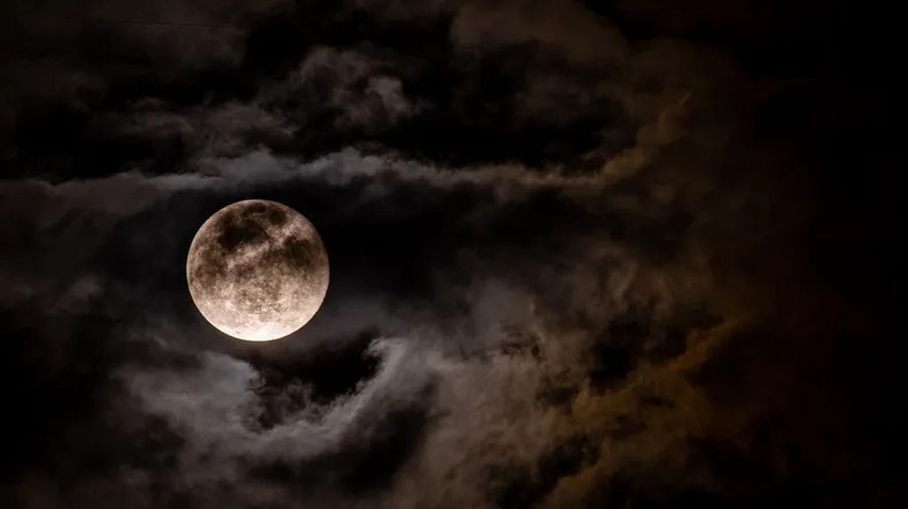 Luna Llena febrero 2024: Descubre qué NO hacer según los astrólogos 