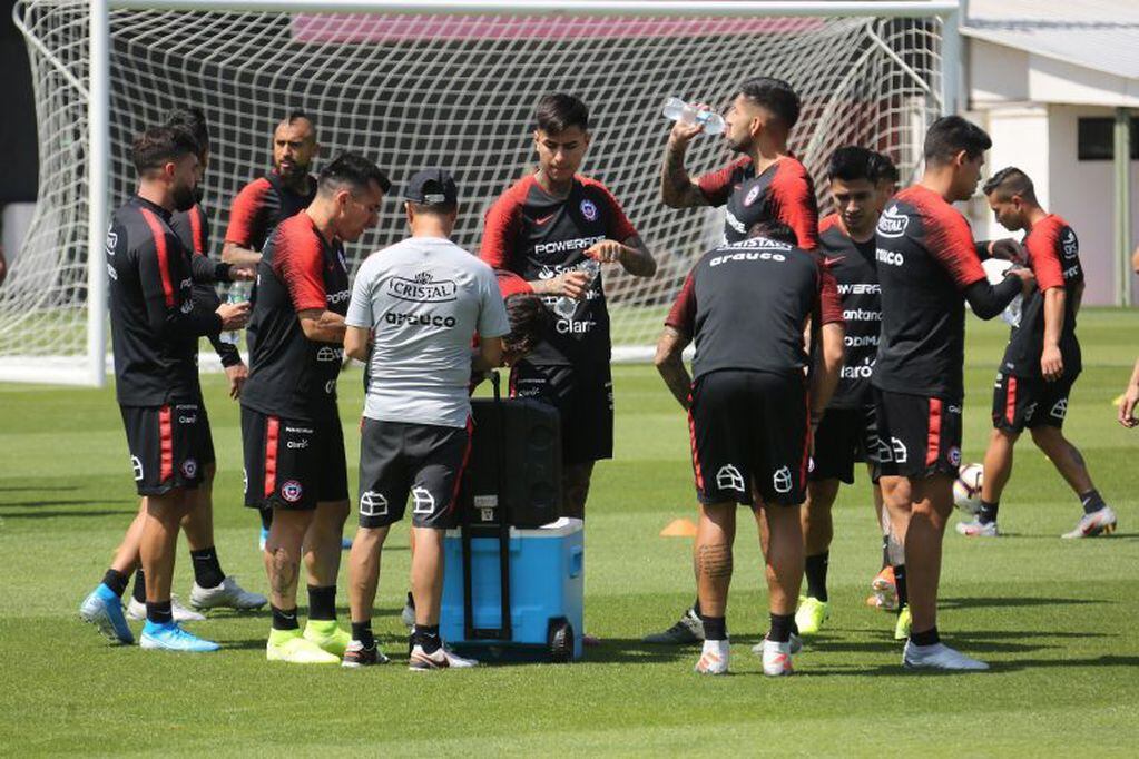 Los futbolistas de Chile decidieron no jugar el amistoso ante Perú. (EFE)