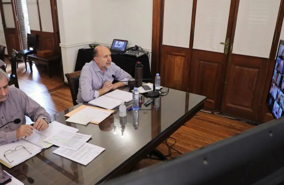 Omar Perotti charló con los representantes de la Cámara alta junto al ministro de Gestión Pública, Rubén Michlig. (@omarperotti)
