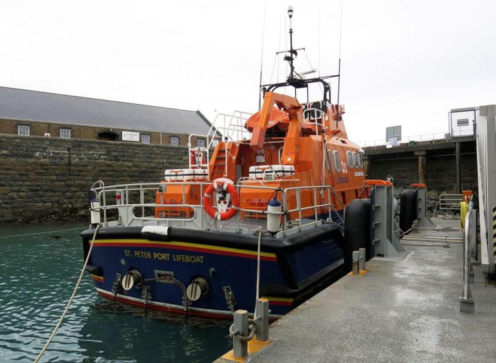Uno de los barcos (color naranja) que participó los primeros días en las labores de búsqueda del futbolista Emiliano Sala permanece amarrado en el puerto de Guernsey en el Canal de la Mancha .EFE/MANUEL SÁNCHEZ