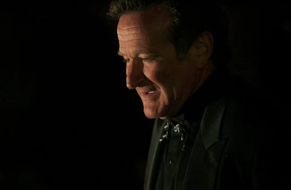 FILE PHOTO: Actor Robin Williams arrives at singer-songwriter Elton John's 60th birthday party in New York, NY, U.S., March 24, 2007.    REUTERS/Eric Thayer/File Photo eeuu california Robin Williams actor
