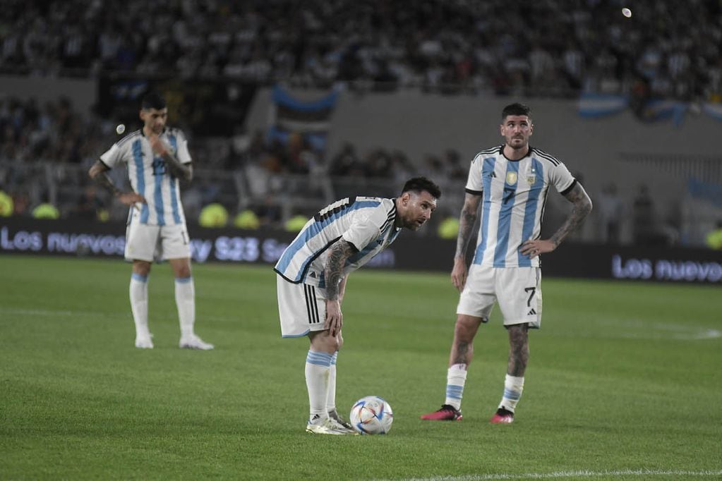 Messi acomoda la pelota antes de colocarla en un ángulo para marcar su gol 800 en su carrera.