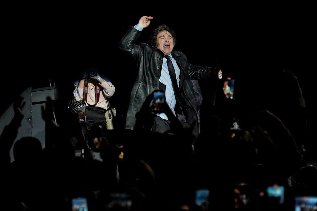 Javier Milei abrió su acto en el Luna Park con un show musical. Foto: Clarín