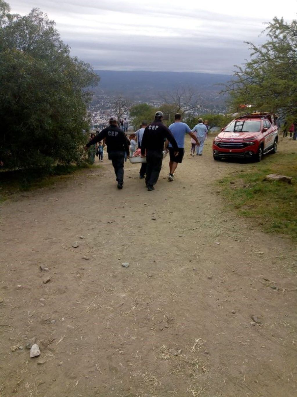 Momento del traslado y asistencia a la mujer lesionada.