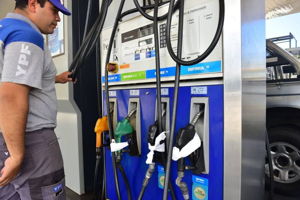 Las estaciones de servicio subieron el precio de los combustibles. Como siempre, incrementaron las multas.