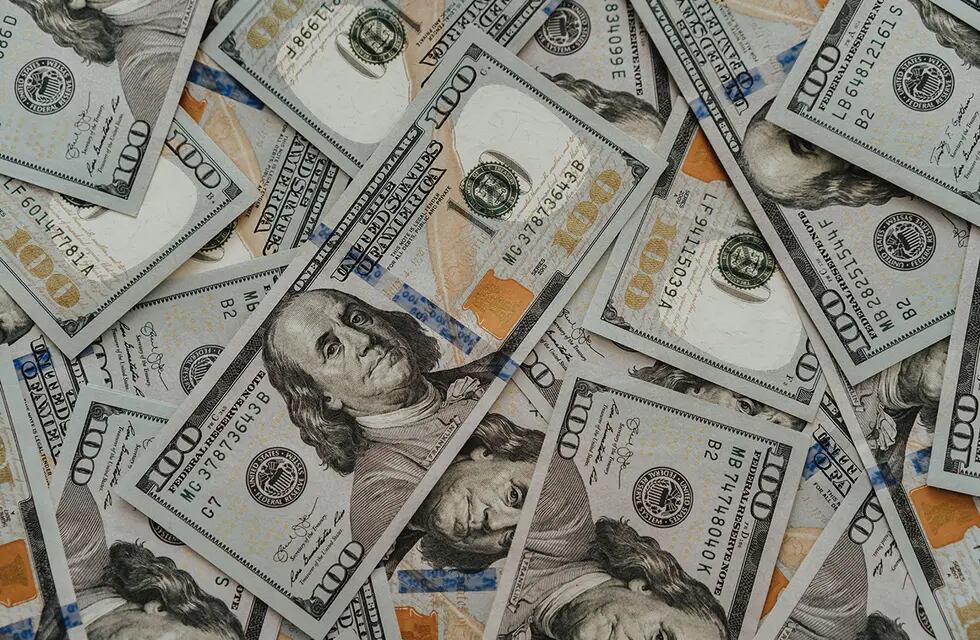 El BCRA subió el dólar oficial casi 10% a $ 438, 38.
