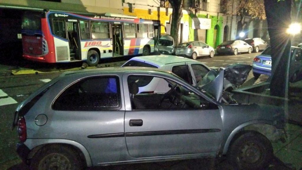 Un auto y un colectivo chocaron en Caballito y se incrustaron contra un comercio (Foto: Twitter)