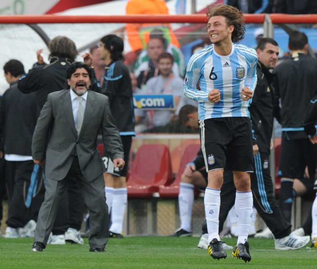 Diego Maradona dirigió a Gabriel Heinze en la Selección Argentina. (AFP)