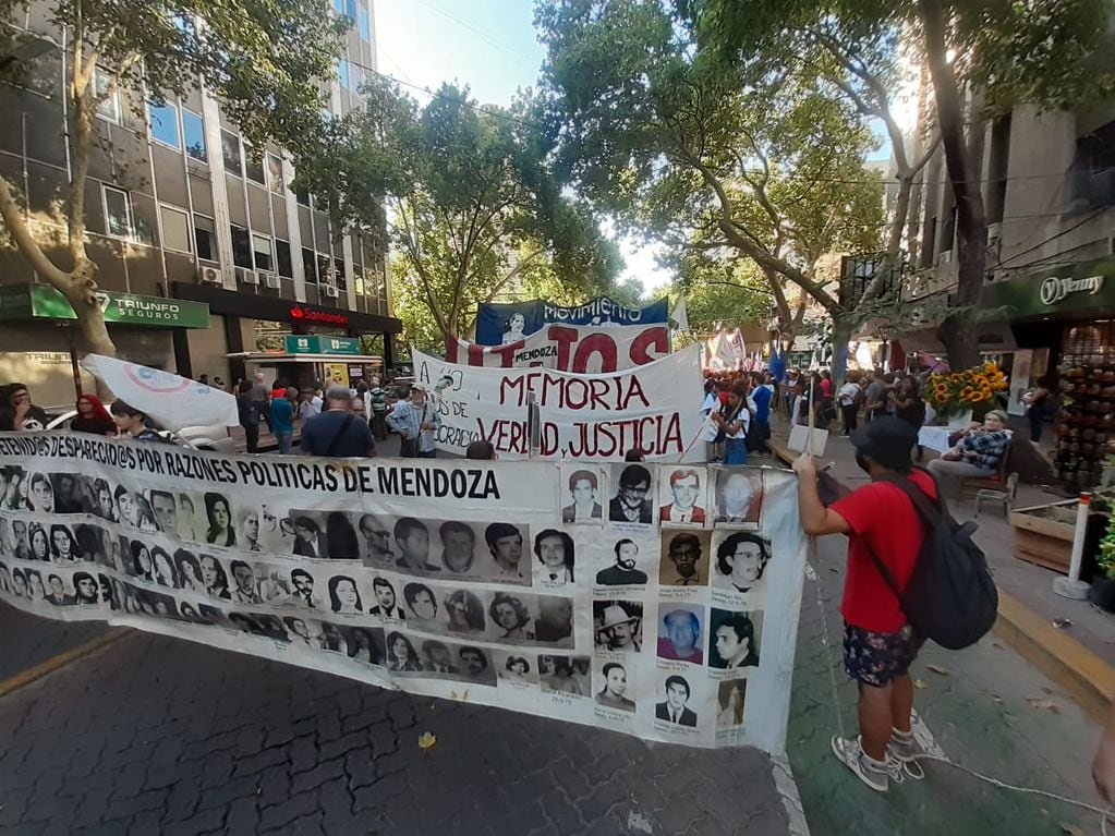 Mendoza marcha por la Memoria, Verdad y Justicia a 47 años del golpe militar. 