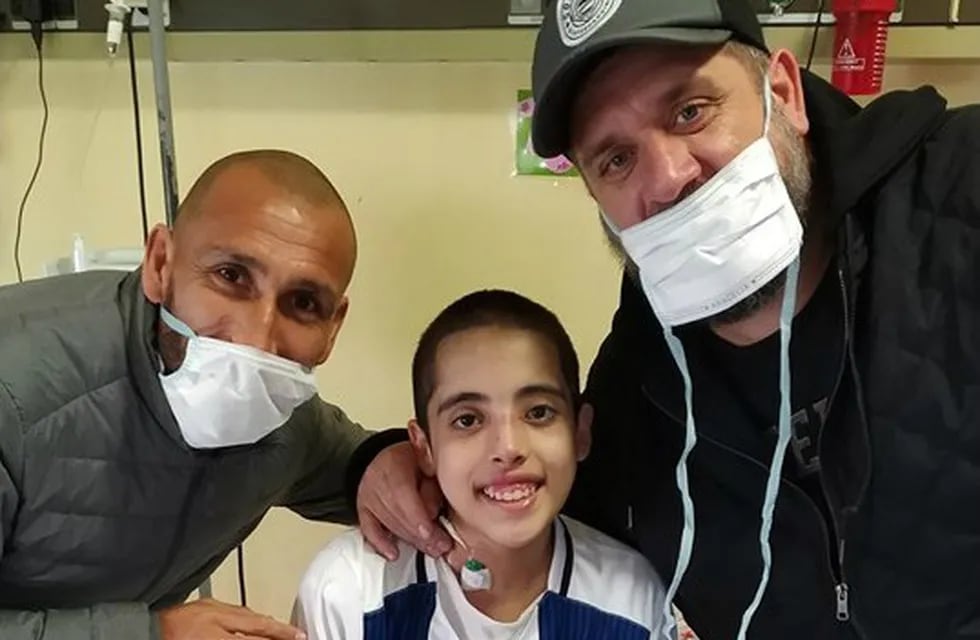 El Cholo Guiñazú le cumplió el sueño a Dulce, una paciente oncológica del Hospital de Niños.