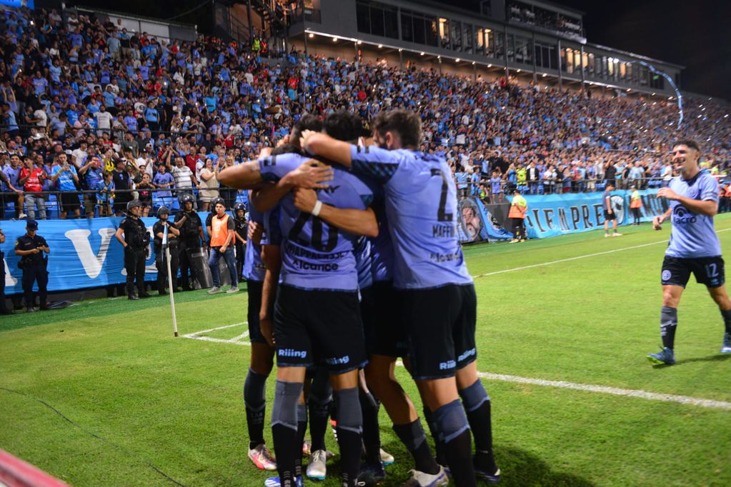 Fiesta de Belgrano en Alberdi en el partido ante Sarmiento, por la Copa de la Liga Profesional. (Javier Ferreyra / La Voz)