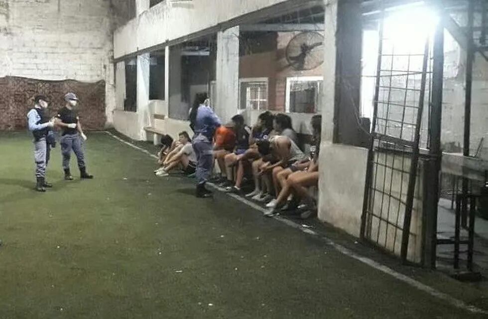 Once mujeres fueron detenidas mientras  jugaban un partido en pleno aislamiento. (Web)