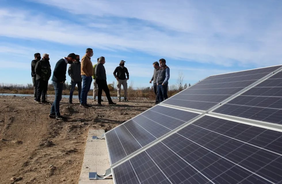 El ministro de Economía de Mendoza, Enrique Vaquié y el titular de la CIAT, Diego Stortini visitaron una instalación de riego por goteo que funciona completamente con energía solar. Gentileza