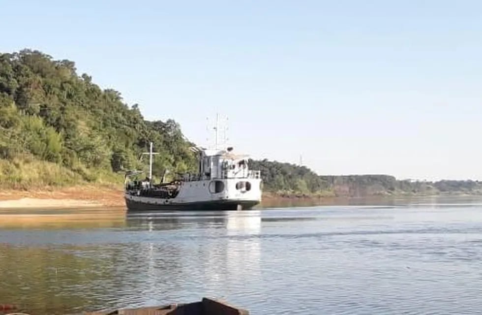 Barcaza de Chaco en el puerto de Eldorado, sobre el Paraná. Son 4 tripulantes y 1 pasajero. Todos en cuarentena en prevención del coronavirus. (Stop Eldorado)