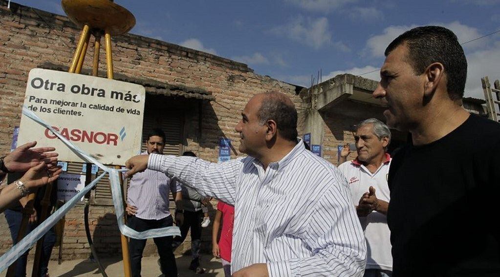 El Gobernador Juan Manzur y el candidato a intendente Mario Leito recorriendo el barrio Batalla de Tucumán.