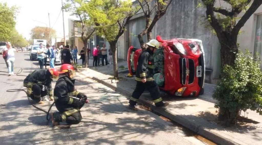 Los bomberos debieron trabajar para rescatar al conductor (Infopico)