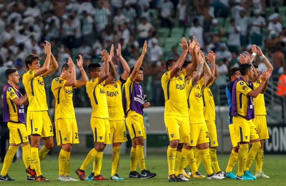 Argentina's Boca Juniors players applauds as they leave the field after a 2018 Copa Libertadores football match against Brazil's Palmeiras at Allianz Parque stadium, in Sao Paulo, Brazil, on April 11, 2018. / AFP PHOTO / Miguel SCHINCARIOL