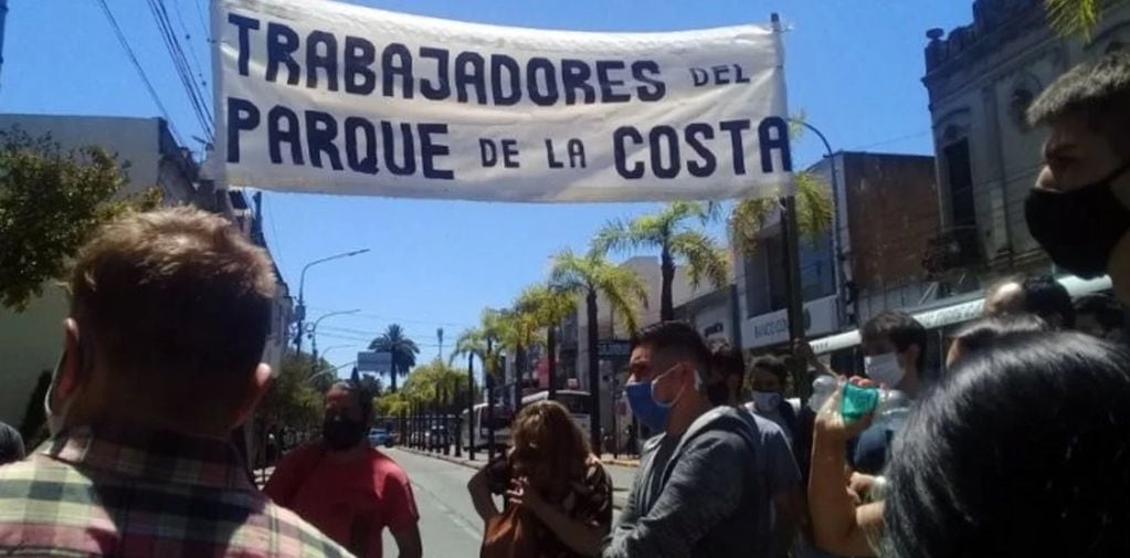 Durante 2020 hubo protestas de los trabajadores del Parque de la Costa por deudas en sus salarios.  