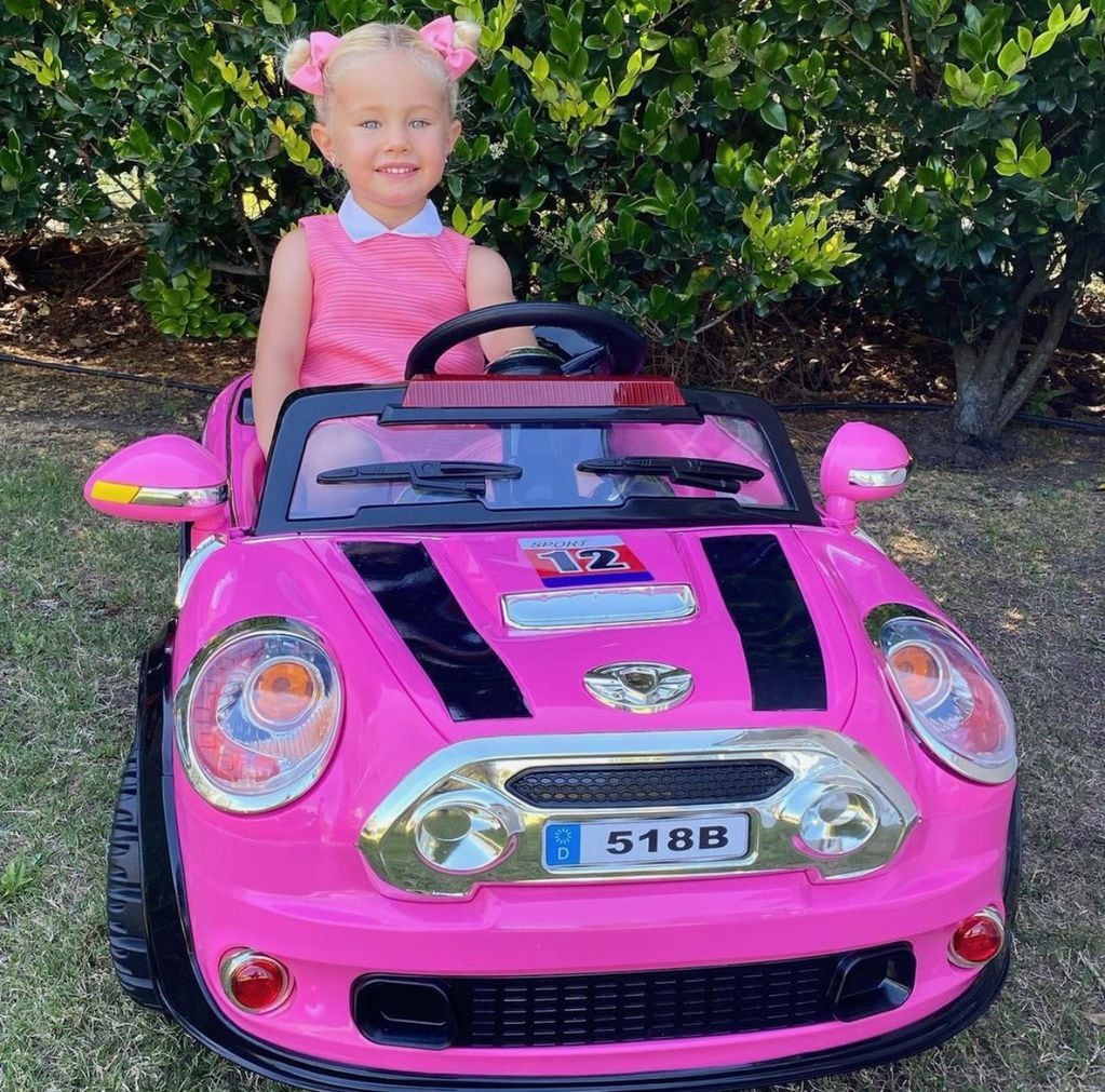 La it girl posó en su auto de lujo rosa con un look Barbiecore.