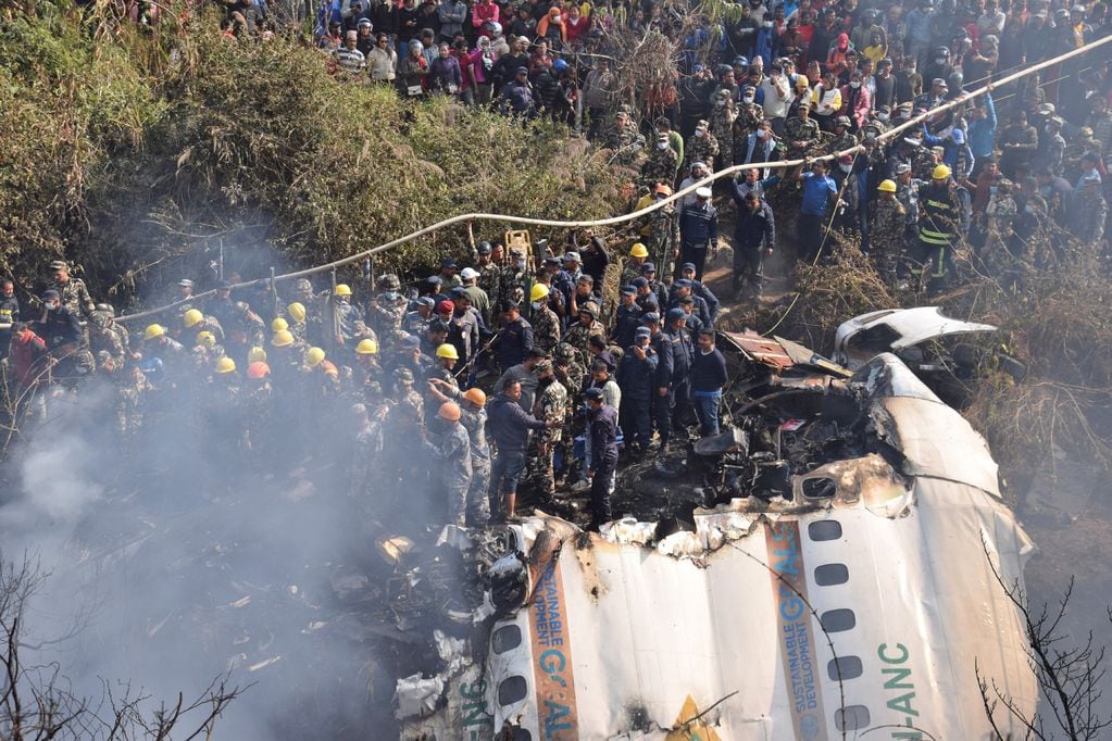 Tragedia. El avión se estrelló se estrelló durante su maniobra de aproximación al aeropuerto internacional de Pokhara. (AP)