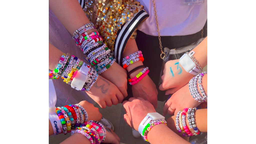 Los friendship bracelets, una tradición de las swifties.