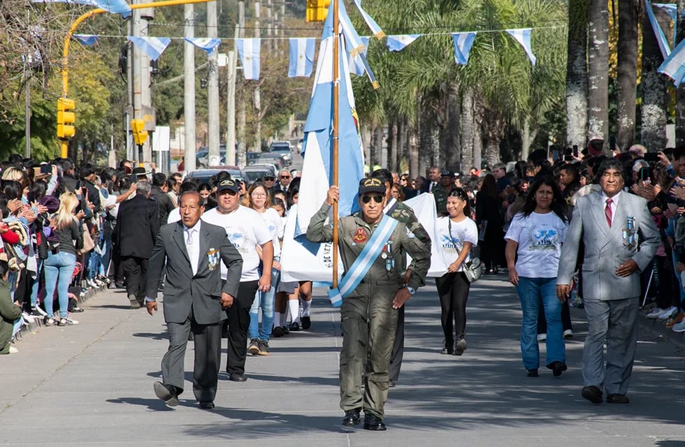 Los veteranos jujeños de guerra de Malvinas recibieron el aplauso de la concurrencia a su paso en el desfile conmemorativo de este lunes en la avenida 10 de Junio.