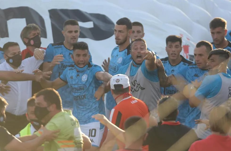 Todo Belgrano envuelto en el escandaloso final en el estadio Claudio Chiqui Tapia.