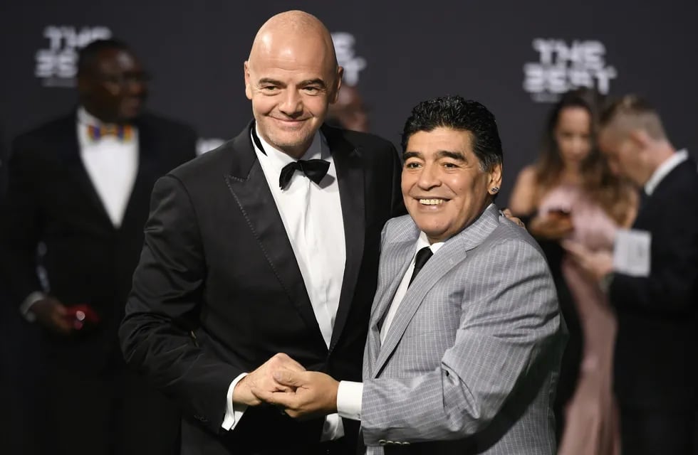 Gianni Infantino con Diego Maradona
