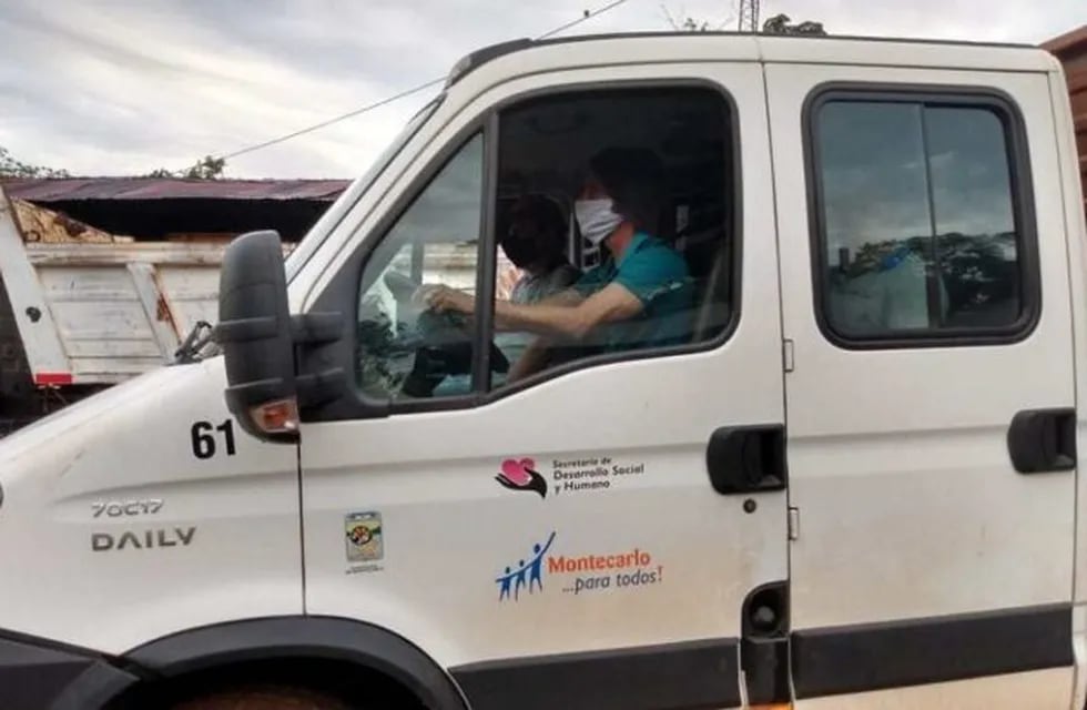 Intendente de Misiones no puede pagar horas extras, por lo que decidió manejar el mismo el camión recolector de basura