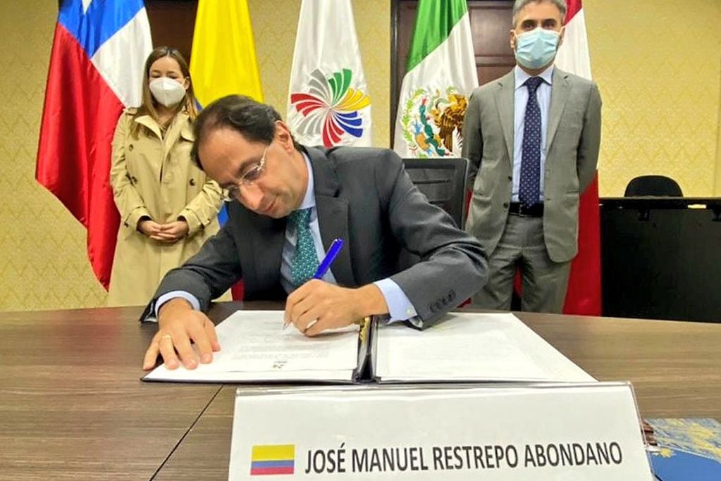 Ministro de Hacienda y Crédito Público de Colombia. Foto: @jrestrp