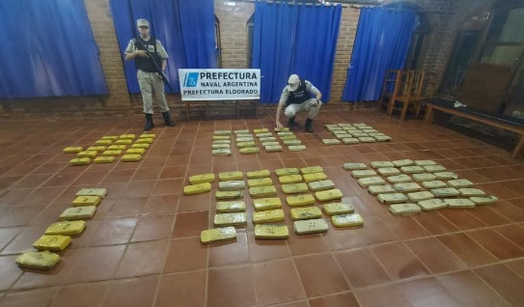 Prefectura Naval Argentina incauta más de 100 panes de marihuana en Eldorado.