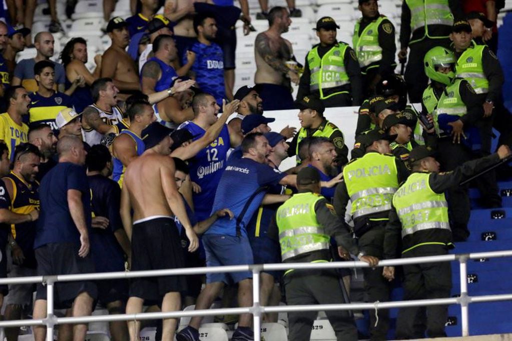 Fanáticos de Boca Juniors se enfrentaron a fanáticos de Junior. (Foto: EFE/RICARDO MALDONADO)