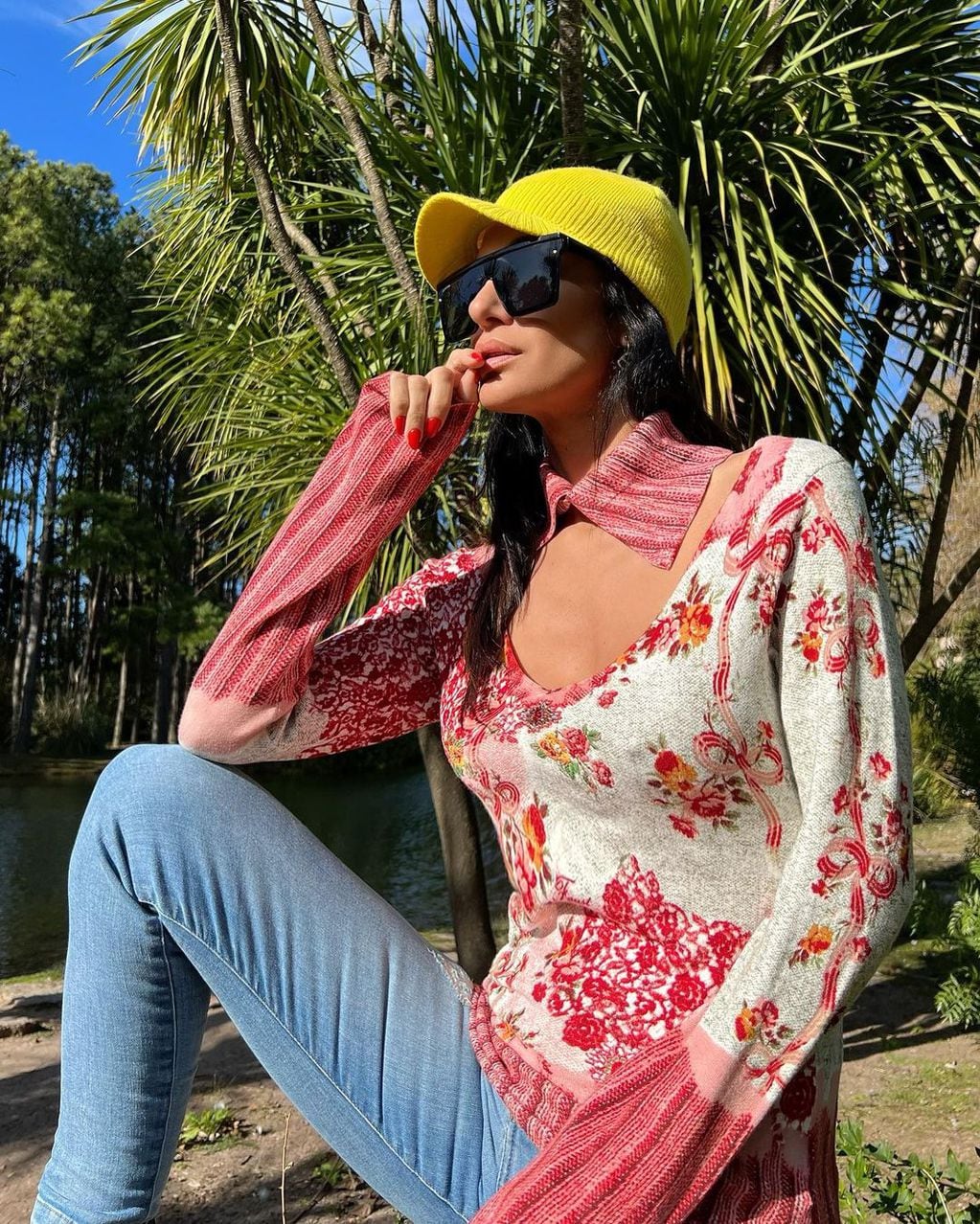 Silvina Escudero se llevó miles de corazones rojos con un sweater floreado y un gorro amarillo a través de su cuenta de Instagram.