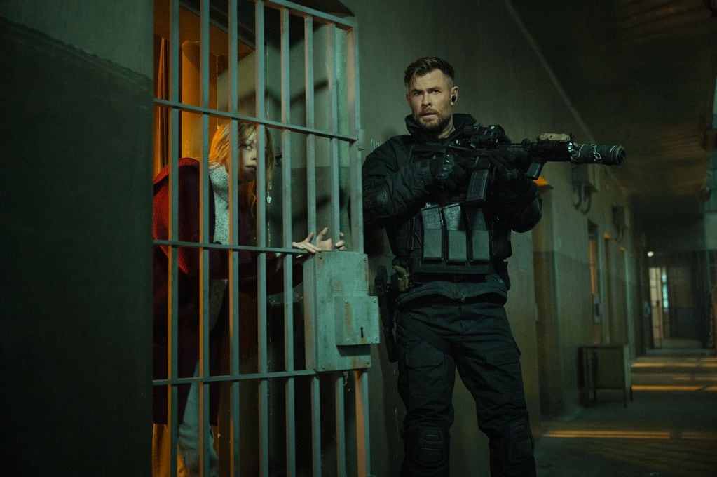Misión de rescate 2. (L-R) Chris Hemsworth as Tyler Rake and Director Sam Hargrave on the set of Extraction 2. Cr. Jasin Boland/Netflix © 2023