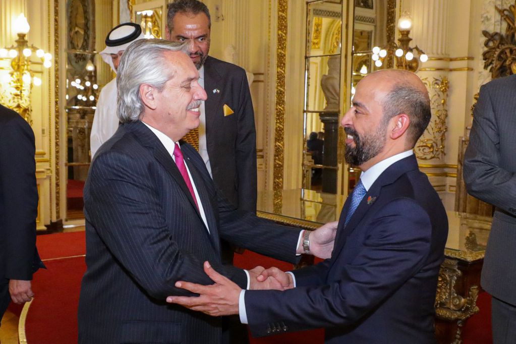 Alberto Fernández saluda al embajador de los Emiratos Árabes Unidos.