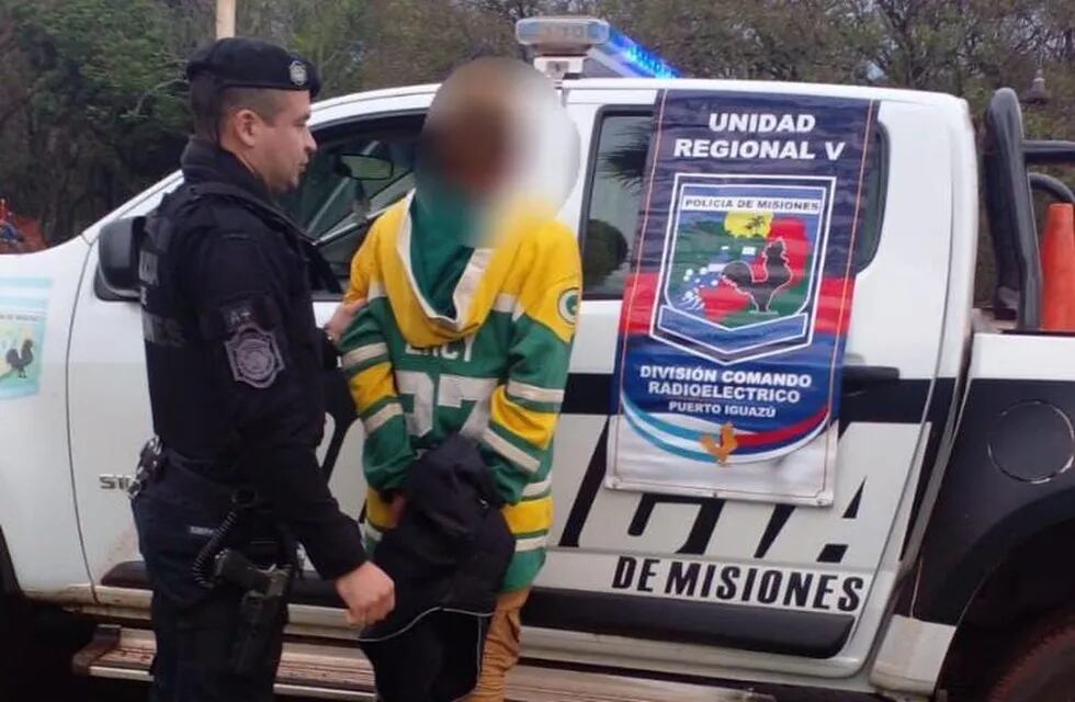 Puerto Iguazú: joven detenido acusado de intentar arrebatarle la cartera a una mujer.