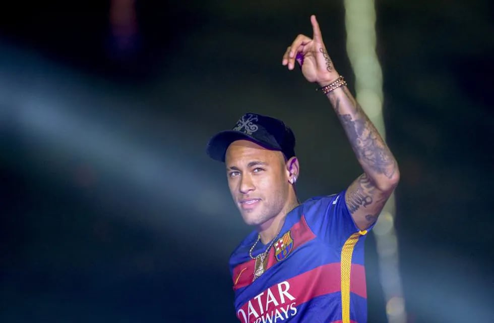 (FILES) This file photo taken on May 23, 2016 shows Barcelona's Brazilian forward Neymar acknowledging the crowd during celebrations at the Camp Nou stadium in Barcelona following their Spanish \