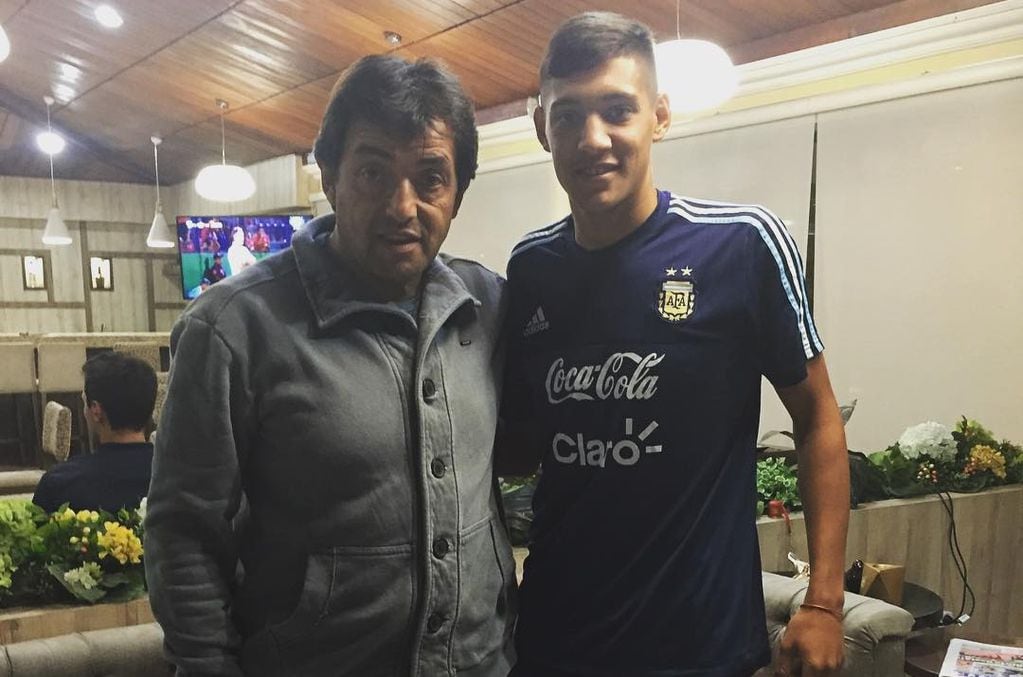 Nahuel Molina, oriundo de Embalse, junto a su papá Hugo. A los 11 años se fue de su casa tras el sueño de ser jugador profesional. (Instagram Nahuel Molina),