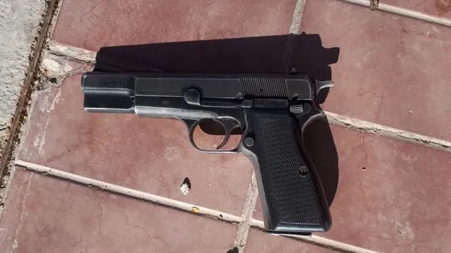 La pistola 9mm secuestrada en Godoy Cruz. Prensa Ministerio de Seguridad